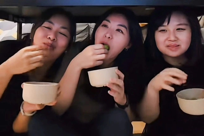 Nhiều người cho rằng, việc tham gia vào các hoạt động vui vẻ và thú vị như vậy sẽ giúp bạn có tinh thần thoải mái, lạc quan và từ đó thu hút những điều tốt đẹp đến với cuộc sống.