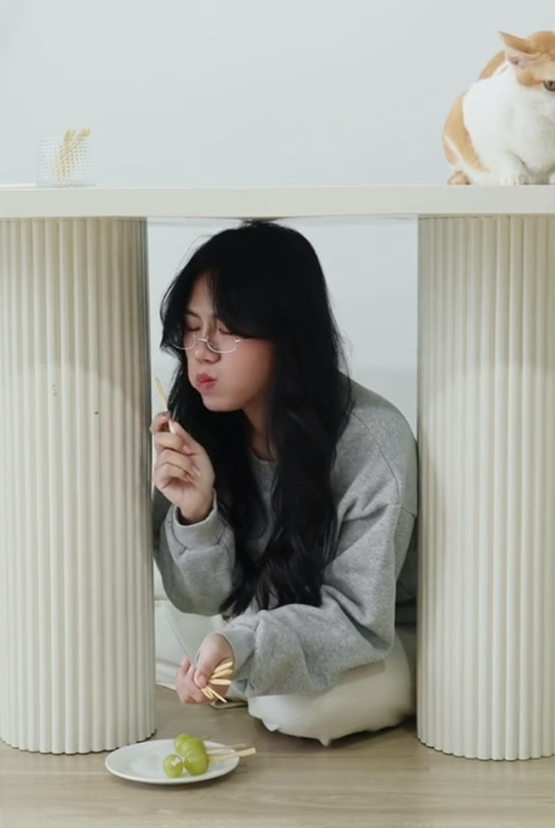 Khánh Linh (28 tuổi - Cầu Giấy) chia sẻ: "Hội chị em của mình đã rủ nhau mua nho xanh để ăn vào đêm giao thừa tết dương năm nay. Năm ngoái có một người trong hội chị em mình ăn và năm nay đã có chồng nên cả hội năm nay cũng muốn làm theo để cầu duyên xem sao. Nếu không được thì coi như đó là một kỷ niệm vui vẻ, ăn nho cũng tốt cho sức khỏe mà."