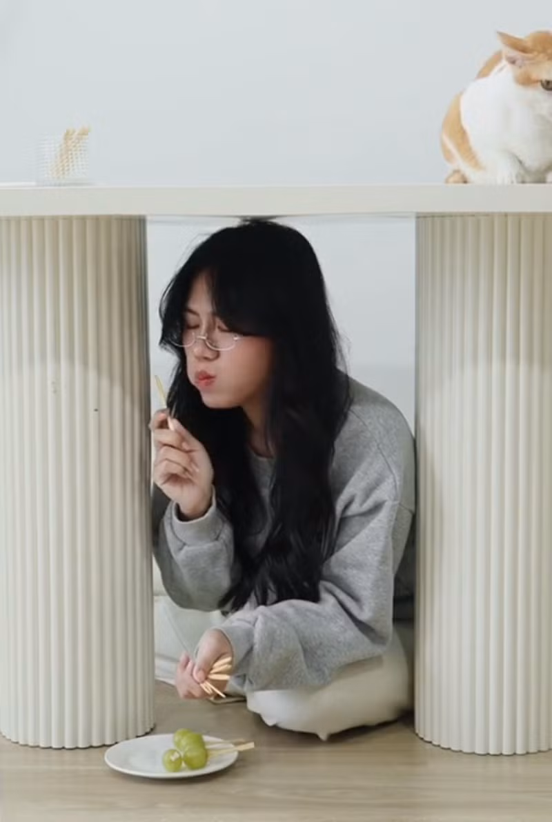 Khánh Linh (28 tuổi - Cầu Giấy) chia sẻ: "Hội chị em của mình đã rủ nhau mua nho xanh để ăn vào đêm giao thừa tết dương năm nay. Năm ngoái có một người trong hội chị em mình ăn và năm nay đã có chồng nên cả hội năm nay cũng muốn làm theo để cầu duyên xem sao. Nếu không được thì coi như đó là một kỷ niệm vui vẻ, ăn nho cũng tốt cho sức khỏe mà."