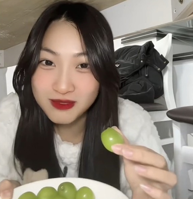 Theo chia sẻ của nhiều bạn trẻ, việc chui gầm bàn khi ăn nho được xem như một hành động mang tính chất hài hước, phá cách và giúp tăng thêm phần thú vị cho trải nghiệm đón giao thừa.