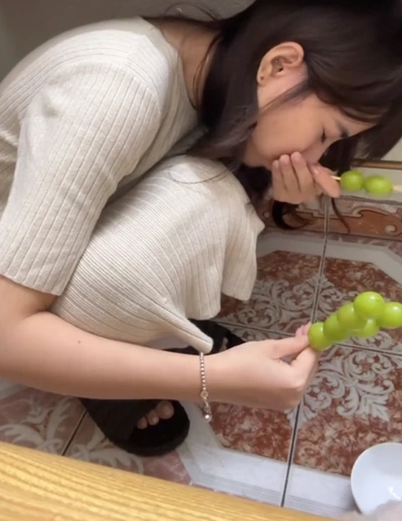 Bên cạnh đó, một số người còn tin rằng hành động này sẽ tạo ra một không gian riêng tư, giúp tập trung vào việc cầu nguyện và mong ước về một tình yêu đẹp.