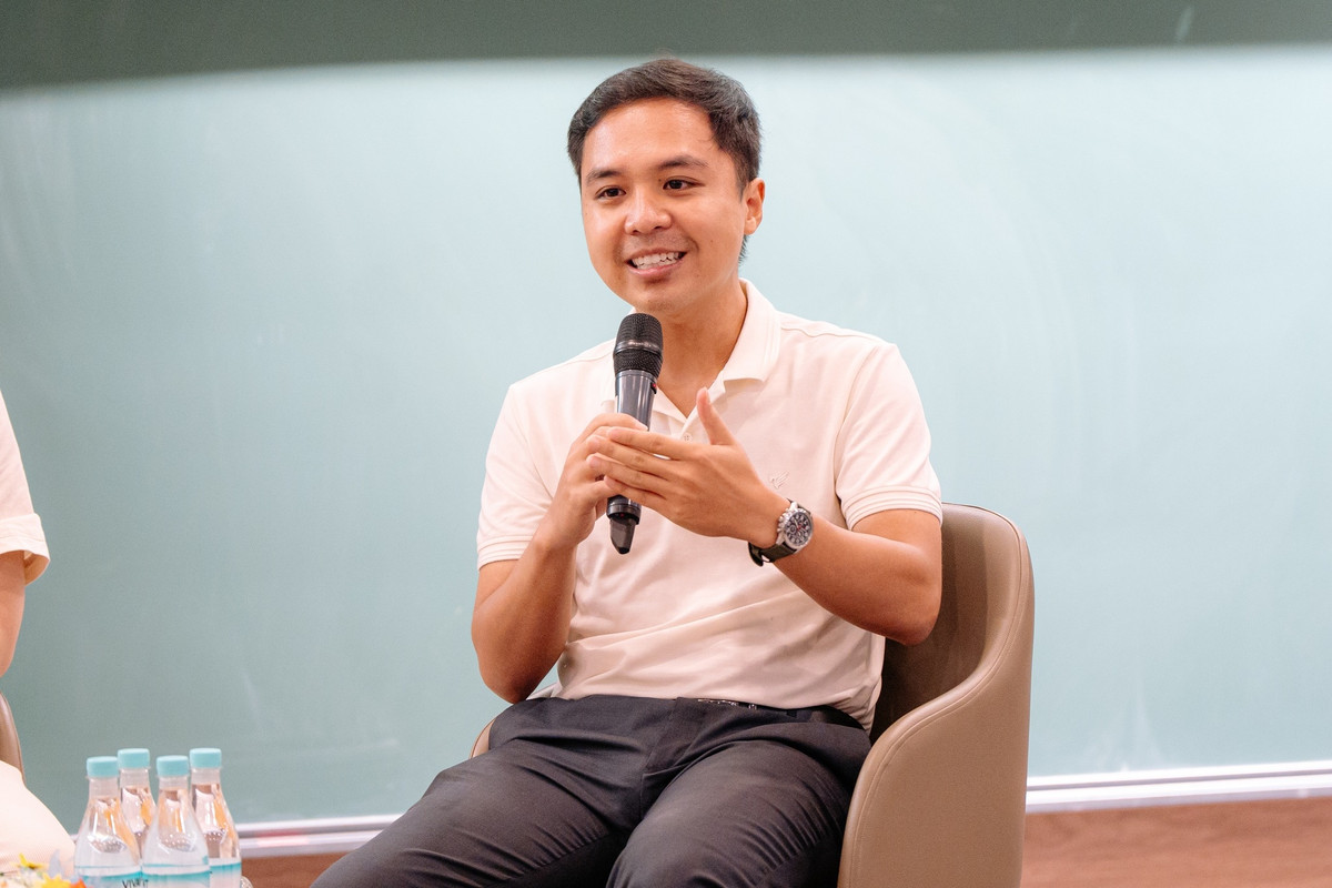 Năm 2024, anh về nước và trở thành Trưởng bộ phận học thuật Trung tâm Edison, chuyên phụ trách các lĩnh vực định hướng học tập và nghề nghiệp. Anh cũng là quản trị viên một hội nhóm hướng nghiệp trên Facebook. Cùng với đó, Phan Minh Đức thành lập trung tâm ôn luyện SAT, IELTS cho riêng mình. (Ảnh: FBNV)