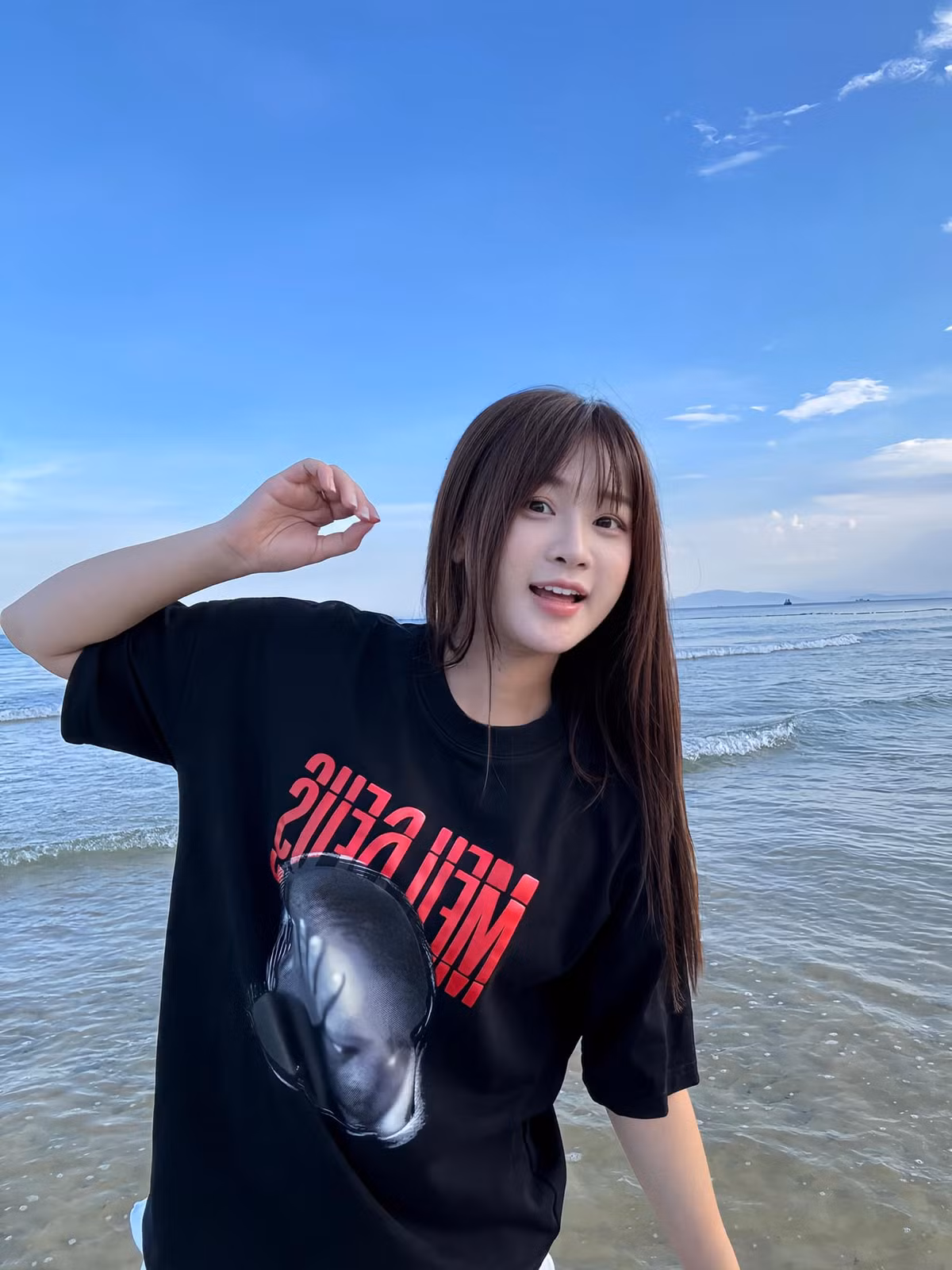 Điều đặc biệt, trong tấm ảnh check-in với Quang Linh, Lyly Suri đã tiết lộ một thông tin khá thú vị. Cô nàng viết: "Nghệ Tĩnh thăm Quảng Ninh". Được biết sở dĩ cô nàng ghi như vậy vì Quang Linh quê Nghệ An, còn Lyly Suri quê Hà Tĩnh.