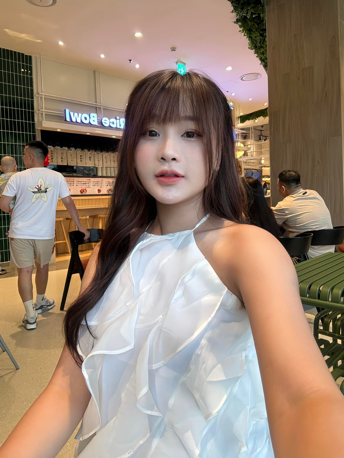 Lyly Sury tên thật là Nguyễn Thị Hương Ly, sinh năm 1996. Lyly là một streamer nổi tiếng trong cộng đồng Liên Quân Mobile.