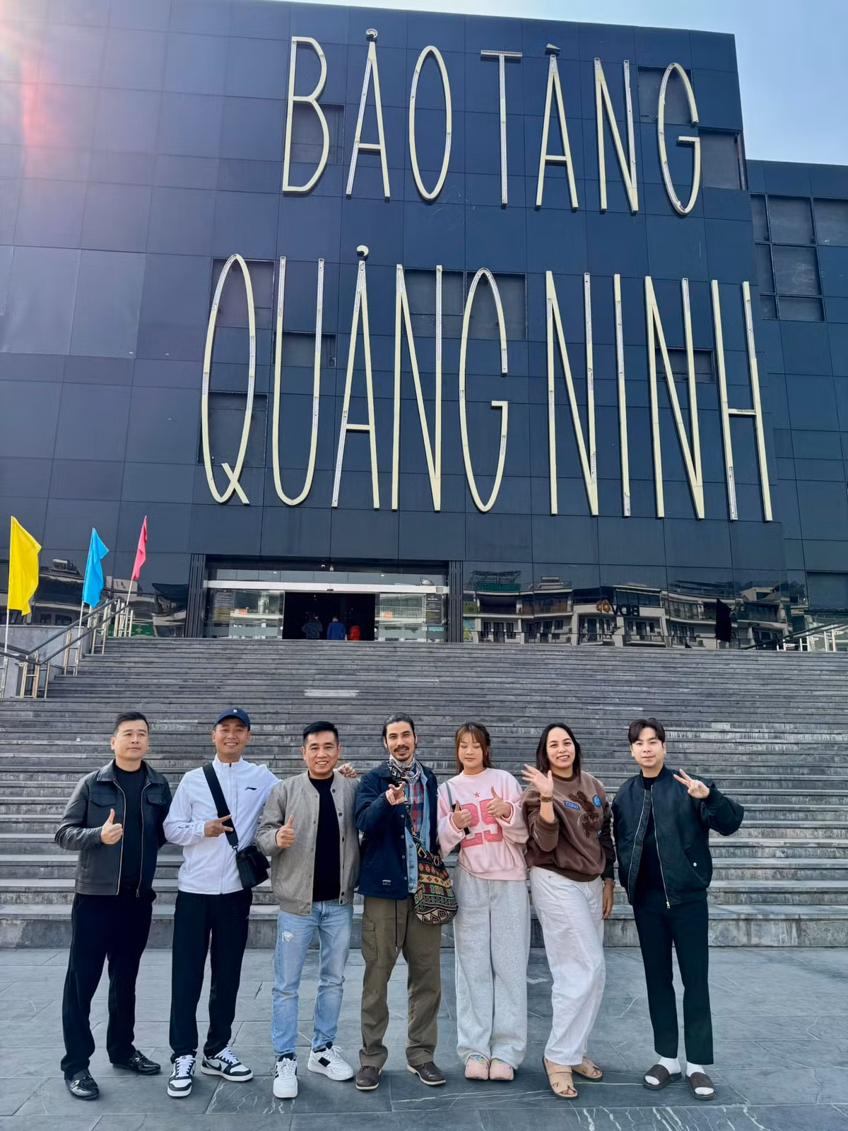 Được biết, cô nàng cùng team Quang Linh Vlogs sẽ có sự kết hợp sắp tới về công việc. Tranh thủ trong lần gặp gỡ vì công việc, Ly đã có tấm hình check-in cùng với Quang Linh.