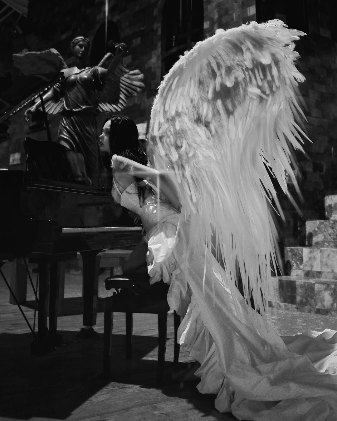 Bộ ảnh đen trắng cùng dòng trạng thái khá "suy" khiến nhiều người cho rằng có vẻ như cô nàng vẫn chưa thực sự lấy lại cân bằng về cảm xúc cũng như cuộc sống sau khi tuyên bố chia tay bạn trai ngoại quốc.