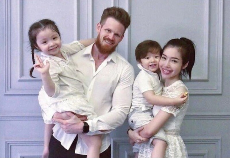 Đang lúc sự nghiệp phát triển, cô nàng công khai lấy chồng ngoại quốc và sinh được một trai, một gái. Tuy nhiên cuộc hôn nhân này không kéo dài lâu.