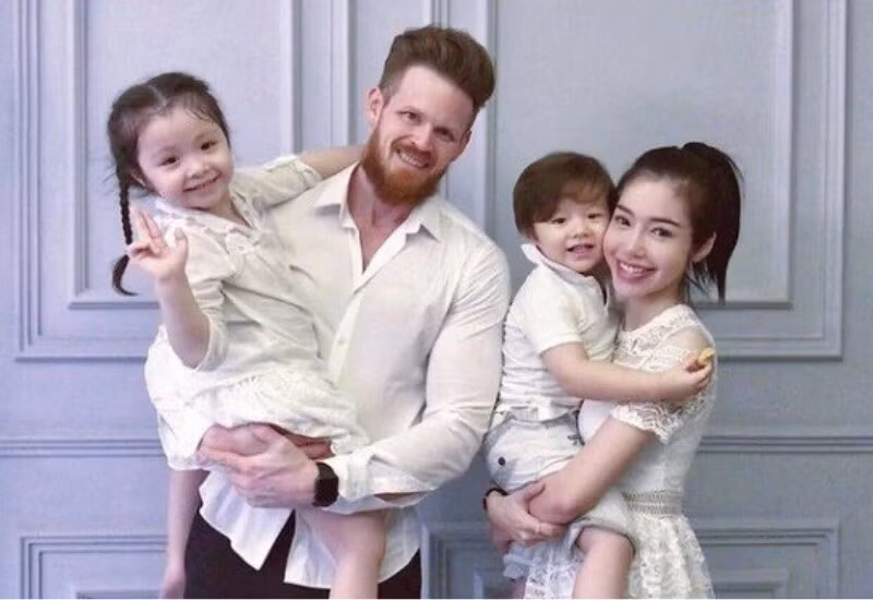 Đang lúc sự nghiệp phát triển, cô nàng công khai lấy chồng ngoại quốc và sinh được một trai, một gái. Tuy nhiên cuộc hôn nhân này không kéo dài lâu.