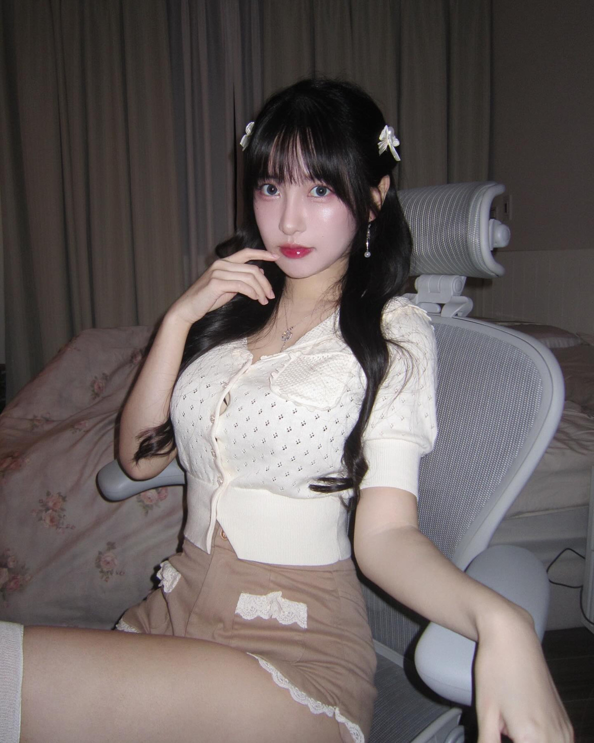 Thế nhưng anh chàng này dường như vẫn muốn tiến xa hơn nữa khi còn yêu cầu hẹn hò, thậm chí bày tỏ nguyện vọng muốn kết hôn với nữ streamer xinh đẹp.