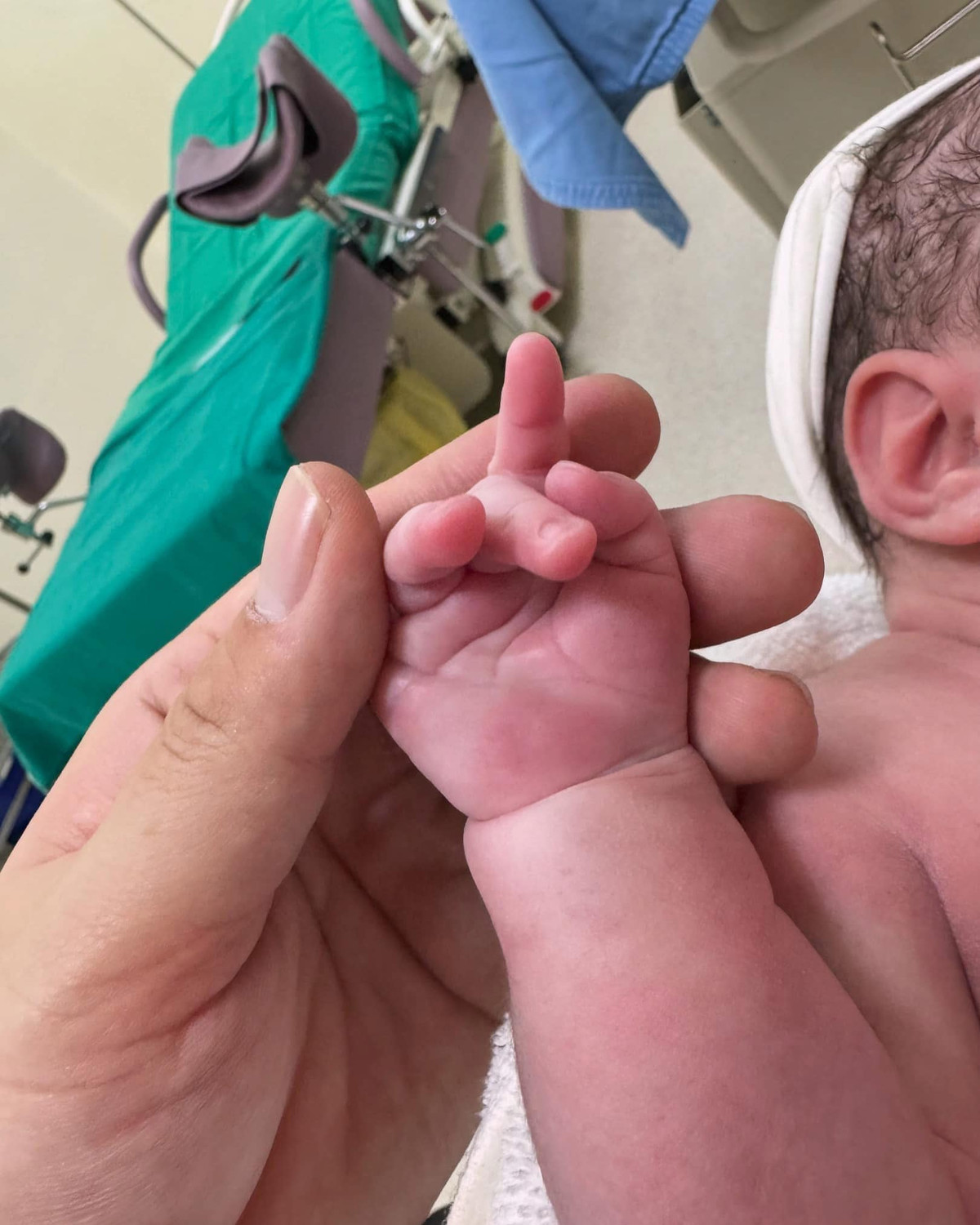 Ở phần bình luận, nhiều người bày tỏ không thể tin được với thông tin Long Chun có con. Thậm chí ngay cả những người bạn của anh chàng cũng bày tỏ sự ngạc nhiên.