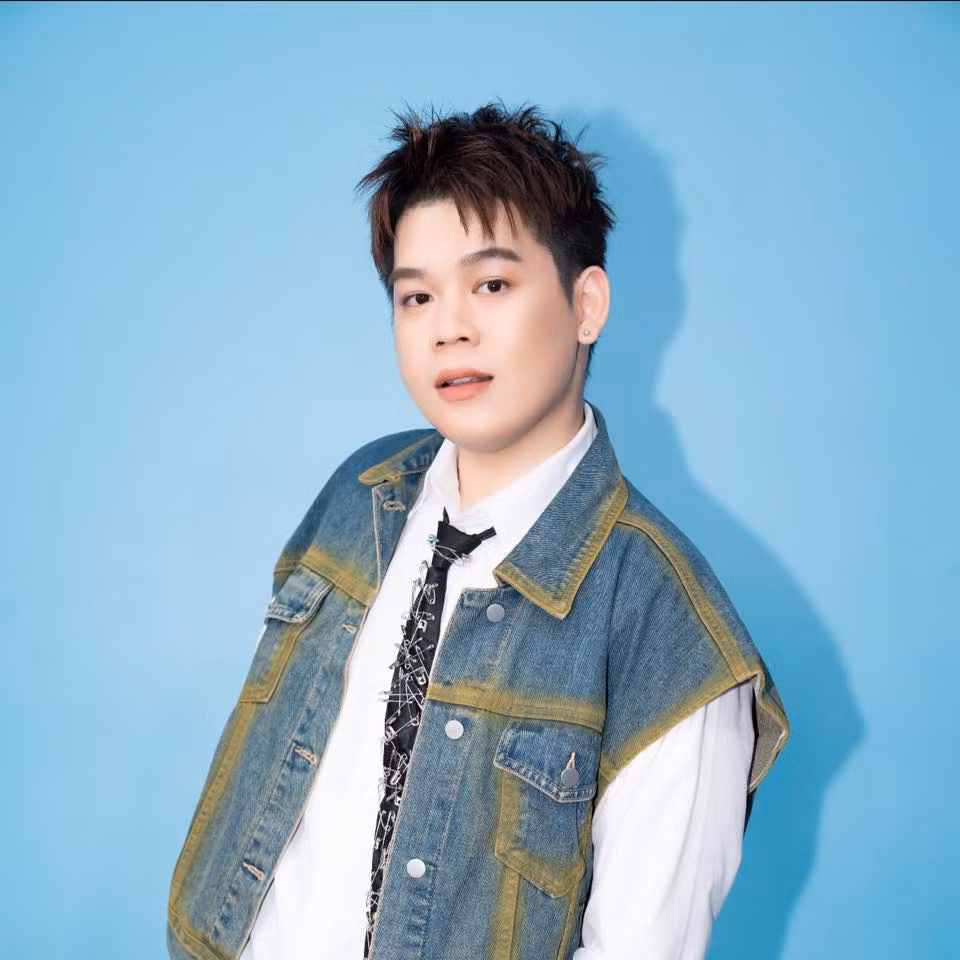 Cách đây chưa lâu, trong một chương trình truyền hình, Long Chun bất ngờ tiết lộ về mối tình 5 năm. Cả hai quen nhau nhờ ứng dụng hẹn hò.