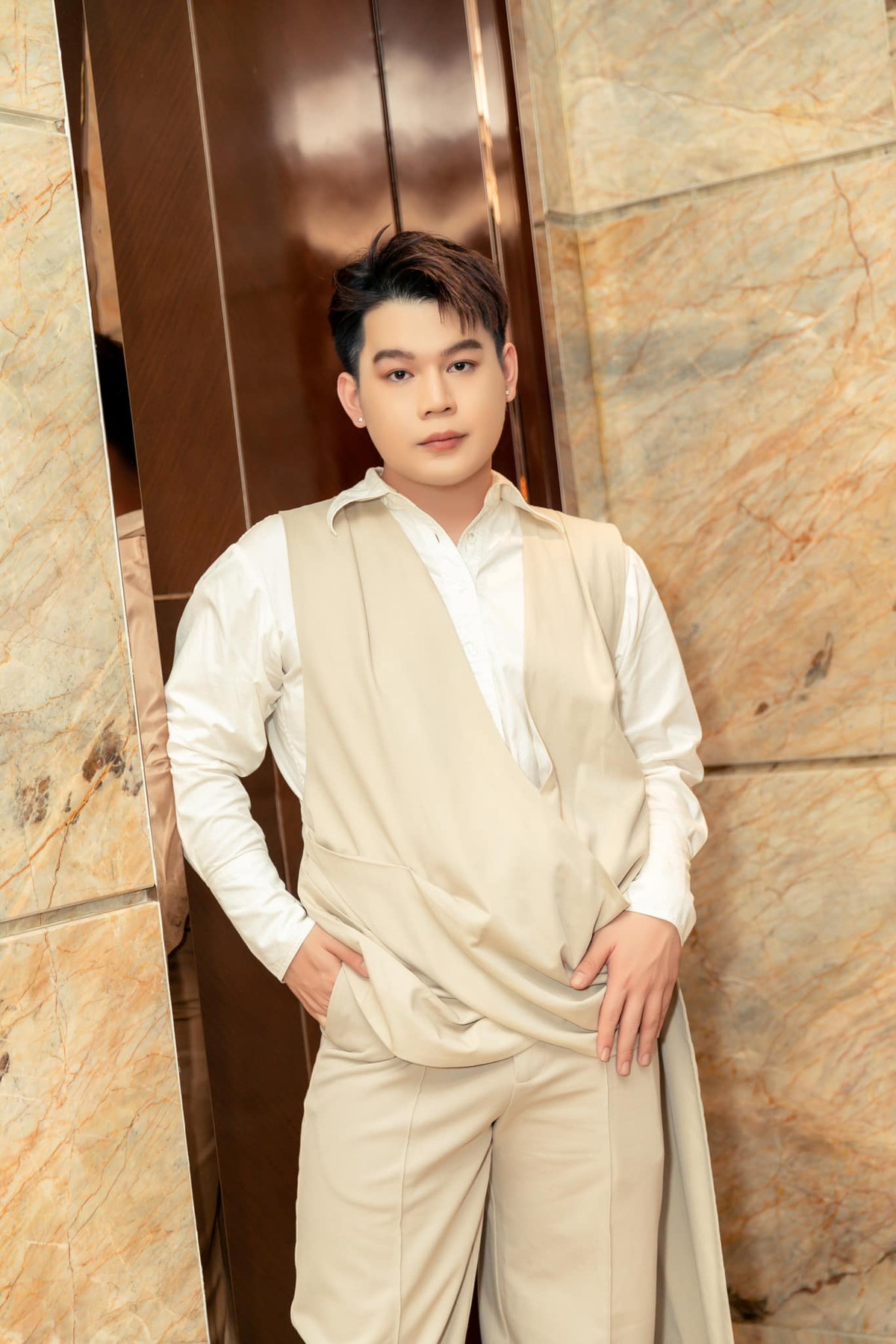 Bên cạnh đó, cũng có một số người gửi lời chúc mừng đến Long Chun và gia đình, đồng thời tò mò về danh tính "nửa kia" của nam diễn viên.