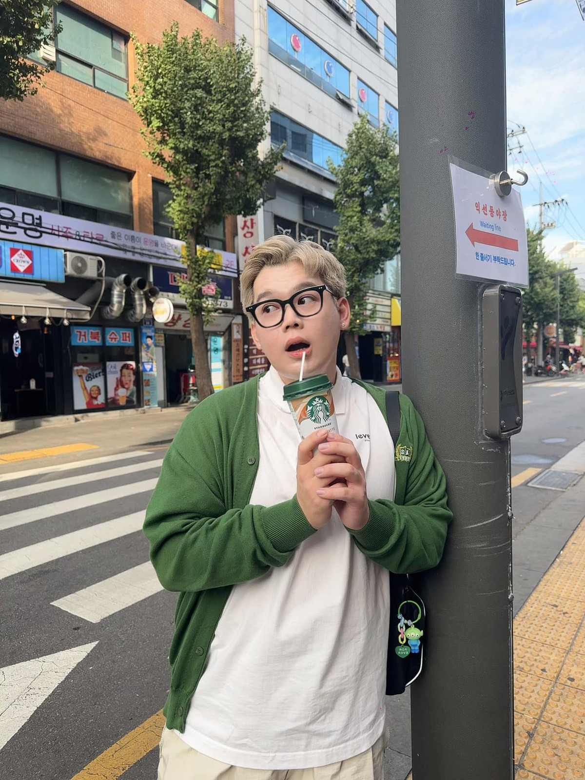 Long Chun, tên thật là Trần Hoàng Long, là một diễn viên, nhà sáng tạo nội dung được nhiều bạn trẻ yêu thích.