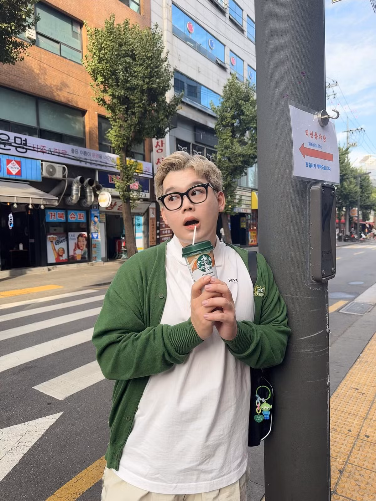 Long Chun, tên thật là Trần Hoàng Long, là một diễn viên, nhà sáng tạo nội dung được nhiều bạn trẻ yêu thích.