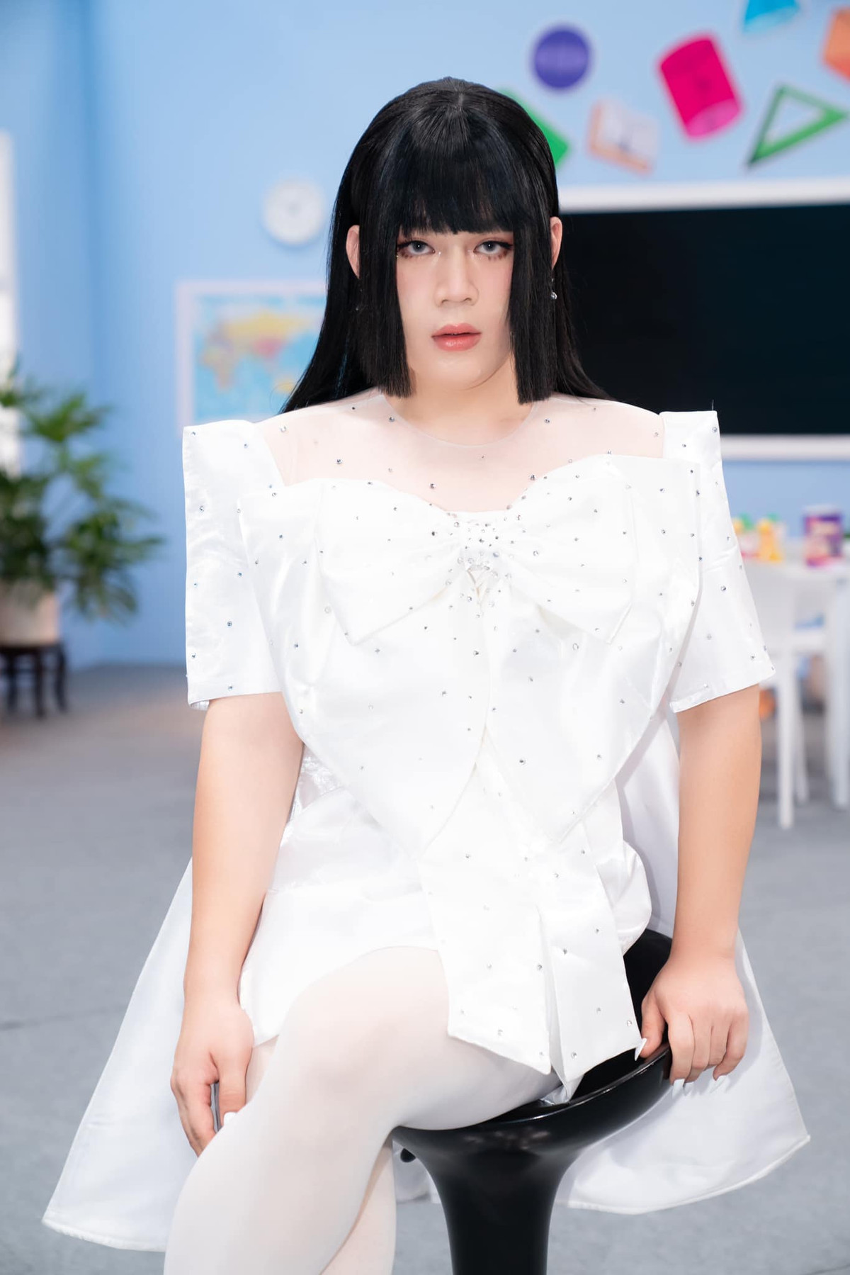 Long Chun còn đáp lại phản ứng của nhiều người ở phần bình luận: "Em đã bảo em có vợ con đàng hoàng mà không ai tin, khổ ghê".