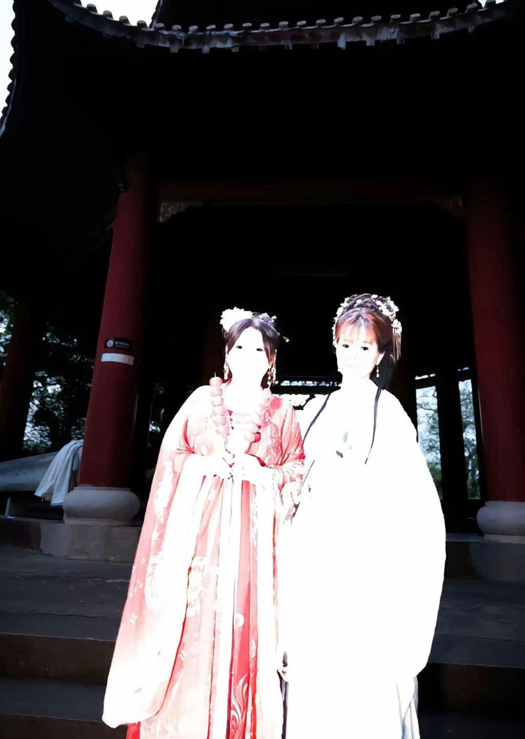 Ở phần bình luận, nhiều người đã bày tỏ không biết nên khóc hay nên cười khi nhìn thấy những hình ảnh này: "Thanh xà Bạch xà à", "Bạch vô thường chớ bạch nguyệt quang gì", "này chắc thợ đánh đèn pha rồi".