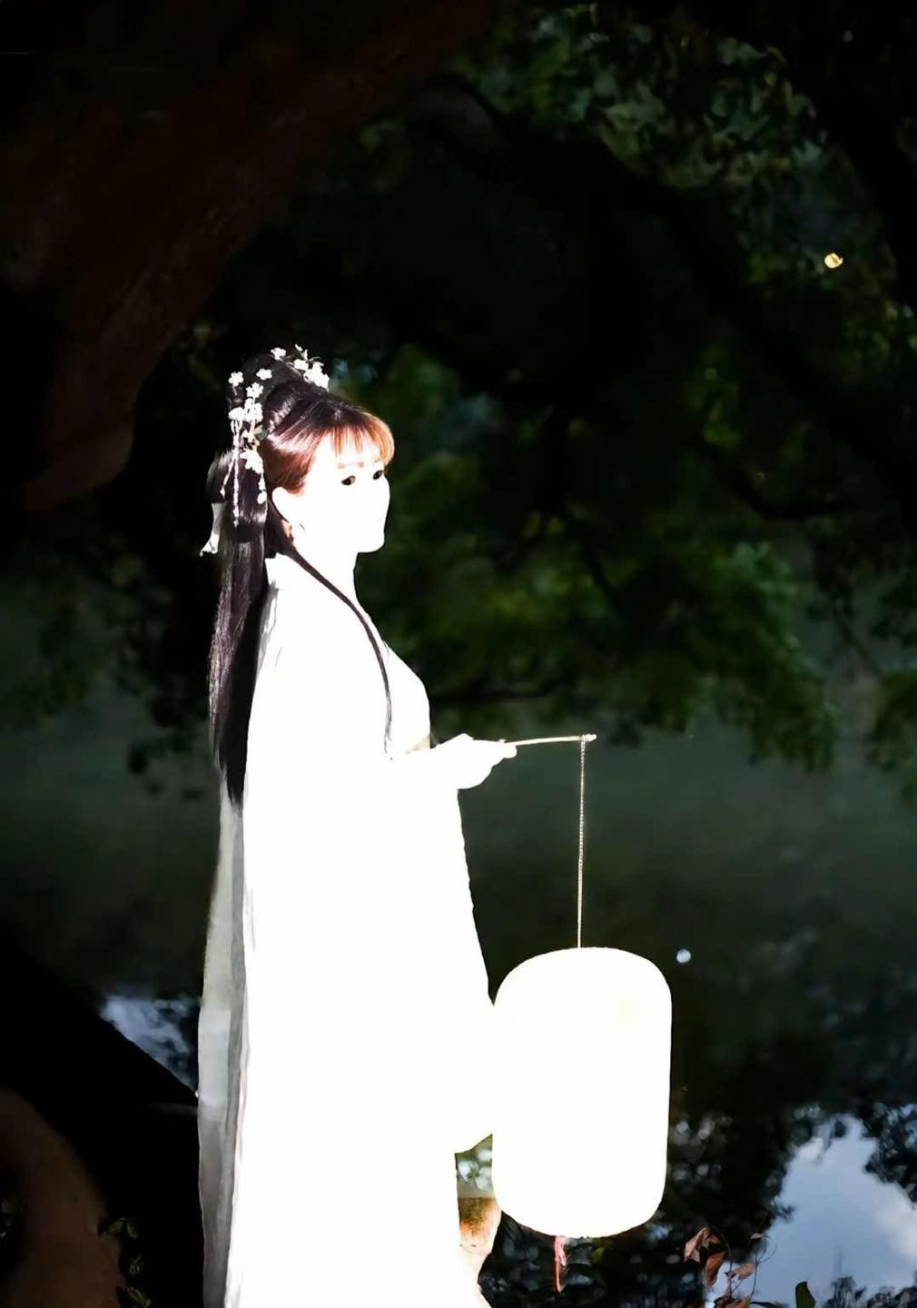 Bộ trang phục vốn có màu sắc tươi sáng vốn đã bắt sáng, cùng với cách đánh đèn hơi lố của đội ngũ chụp ảnh khiến nhân vật chính như "phát sáng".