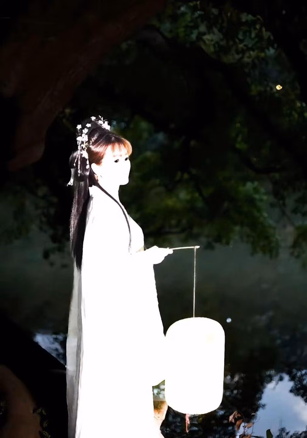 Bộ trang phục vốn có màu sắc tươi sáng vốn đã bắt sáng, cùng với cách đánh đèn hơi lố của đội ngũ chụp ảnh khiến nhân vật chính như "phát sáng".