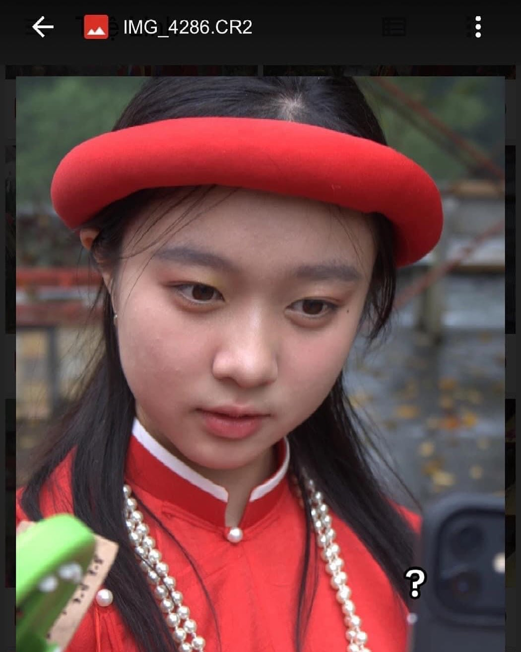 Cô nàng chịu khó chạy xe máy 60km cả đi cả về trong thời tiết không thuận lợi. Những tưởng sẽ nhận về được kết quả ưng ý cho bõ công, thế nhưng thực tế khiến cô nàng phải "khóc ròng".