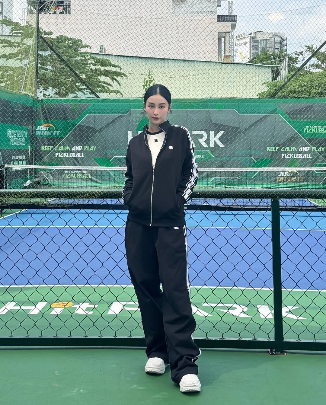 Nhiều người tinh ý phát hiện ra, từ tháng 9, cô nàng đã đăng tải video về việc đi chơi pickleball, trùng với trang phục này. Vậy nên có thể những tấm hình này được chụp vào thời điểm đó chứ không phải mới chụp.