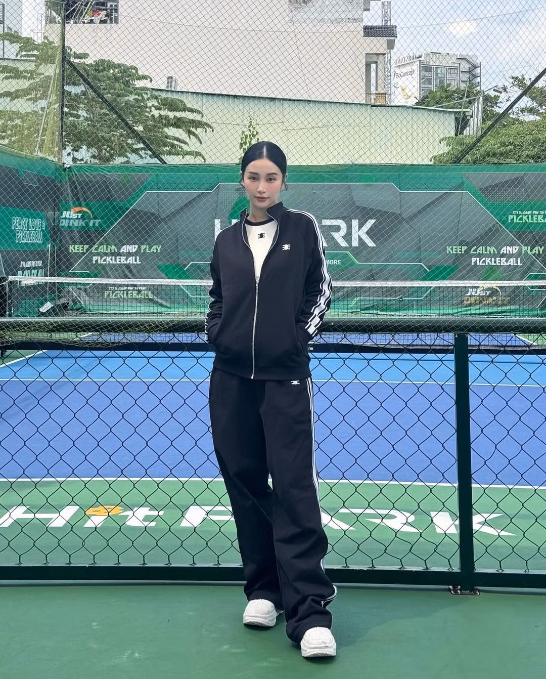 Nhiều người tinh ý phát hiện ra, từ tháng 9, cô nàng đã đăng tải video về việc đi chơi pickleball, trùng với trang phục này. Vậy nên có thể những tấm hình này được chụp vào thời điểm đó chứ không phải mới chụp.