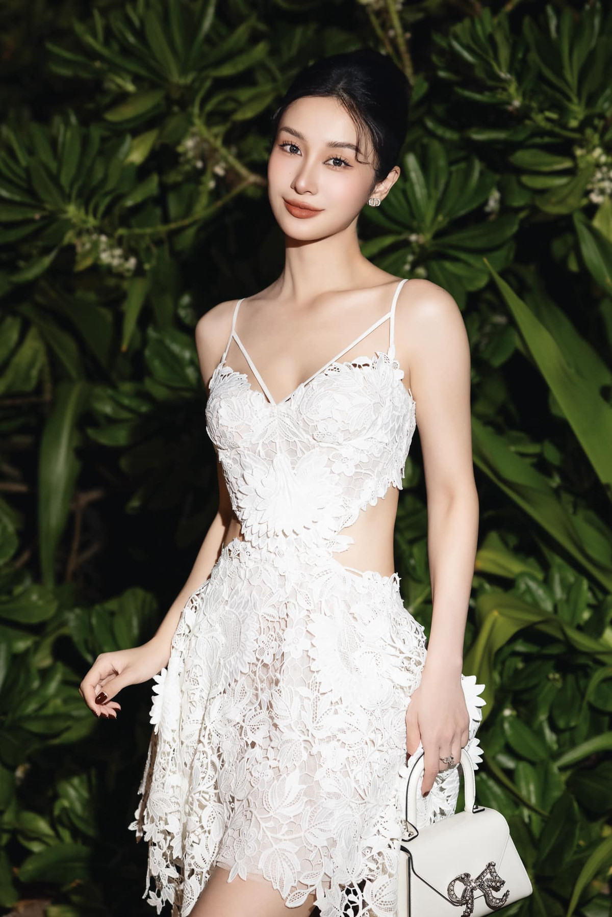 Thời mới nổi tiếng, cô nàng gây ấn tượng với hình ảnh ngọc nữ trong sáng, ngọt ngào. Đến hiện tại, Jun Vũ thử sức bản thân với nhiều hình tượng khác nhau, từ quyến rũ gợi cảm đến phong cách quý cô sang chảnh.