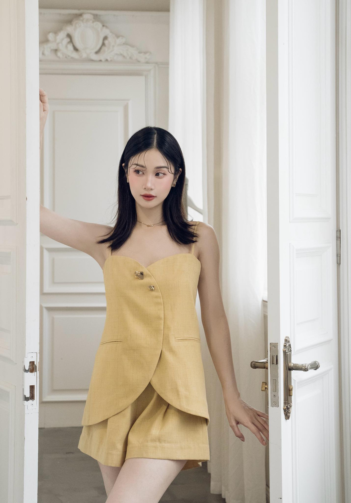 Trước khi trở thành diễn viên, Jun Vũ đã là một người mẫu nổi tiếng tại Thái Lan, hợp tác với nhiều thương hiệu thời trang lớn.