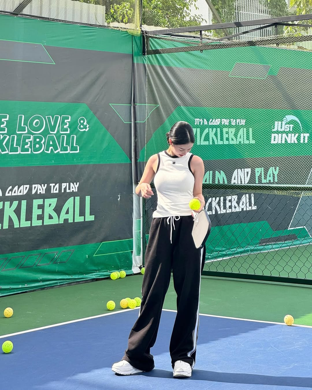 Jun Vũ diện áo ba lỗ tắng, kết hợp cùng quần thể thao. Nhìn tổng thể set đồ vô cùng năng động, thoải mái.