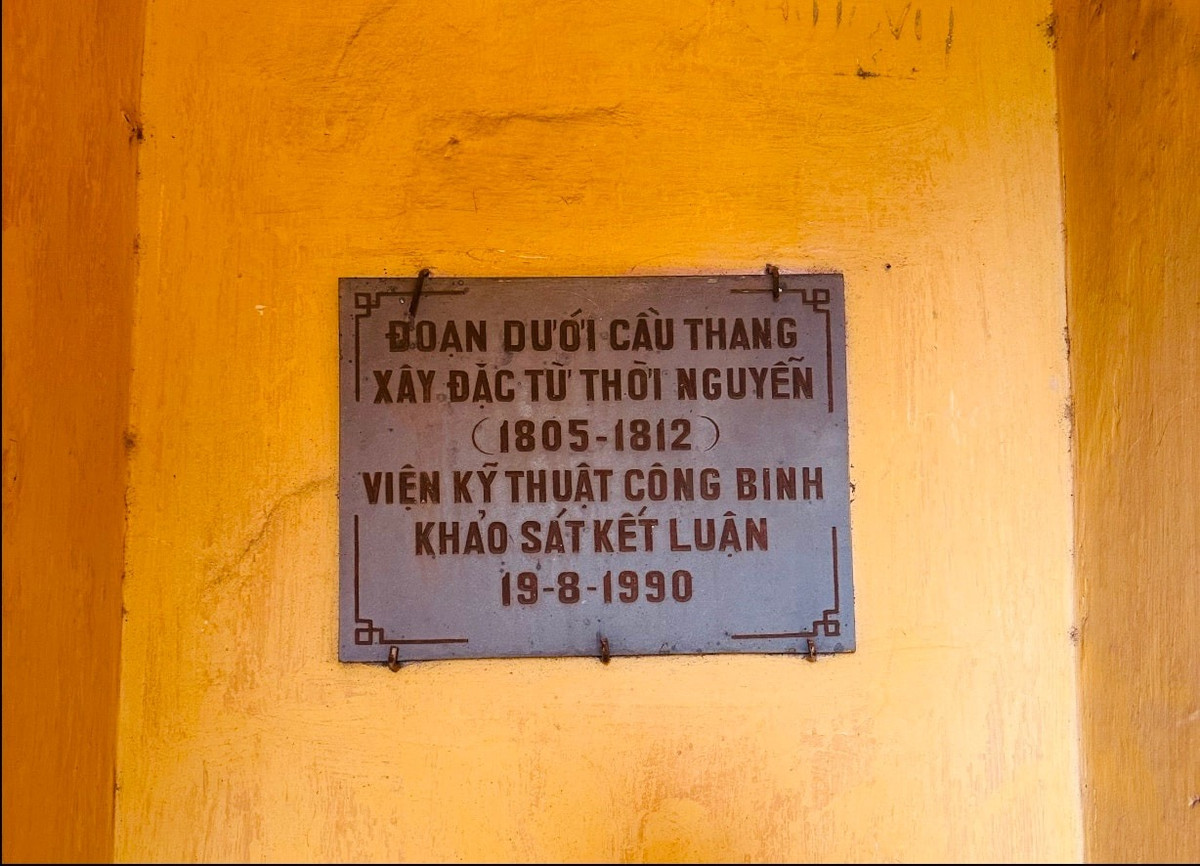 Trải qua nhiều giai đoạn lịch sử, Cột cờ đã nhuốm màu thời gian với sắc loang lổ của những mảng tường, sự rêu phong trên từng bậc thang. Không gian cổ kính nơi đây rất phù hợp để nhiều bạn trẻ lên ý tưởng chụp ảnh áo dài theo phong cách truyền thống.