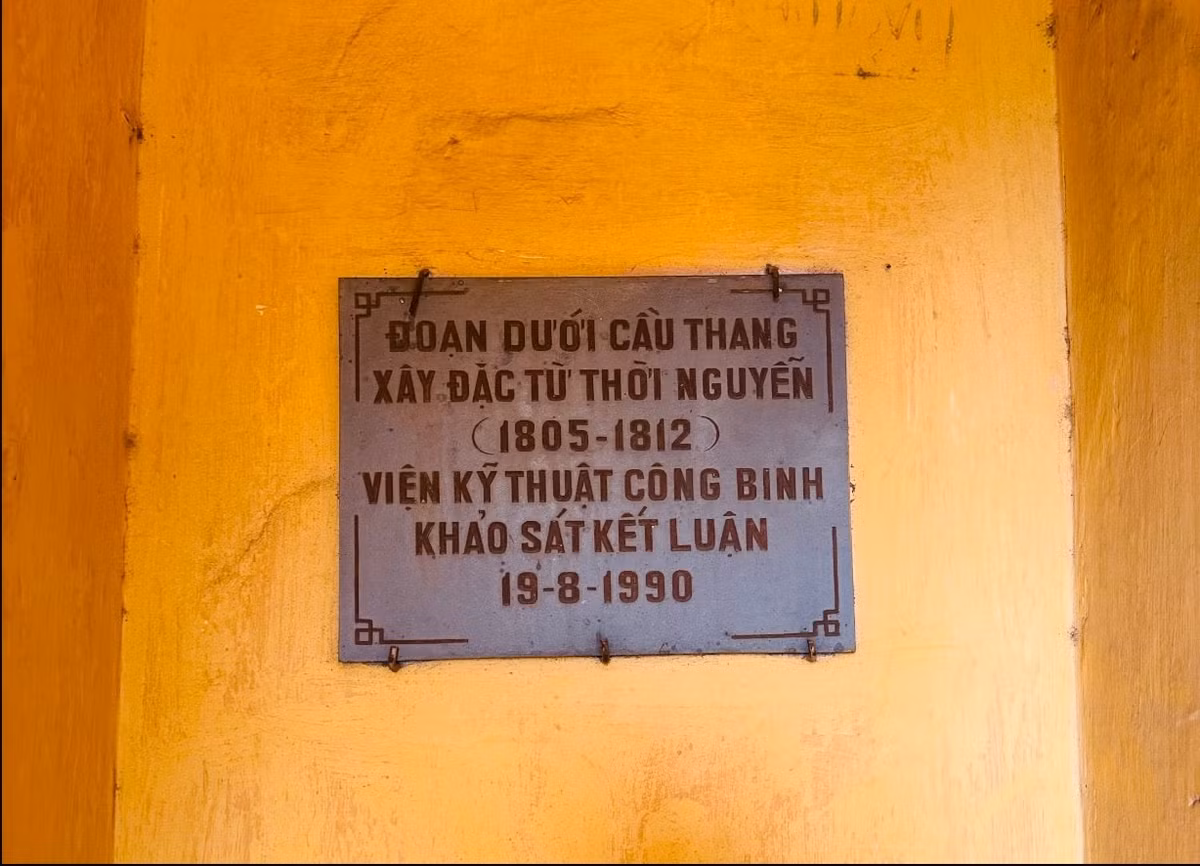 Trải qua nhiều giai đoạn lịch sử, Cột cờ đã nhuốm màu thời gian với sắc loang lổ của những mảng tường, sự rêu phong trên từng bậc thang. Không gian cổ kính nơi đây rất phù hợp để nhiều bạn trẻ lên ý tưởng chụp ảnh áo dài theo phong cách truyền thống.