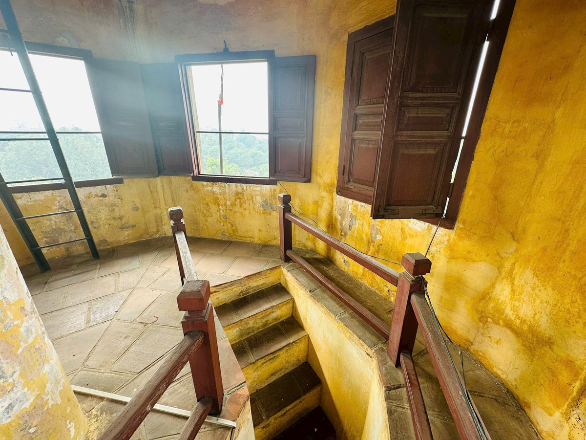 Công trình này được xây dựng theo kiểu ba tầng hình vuông.