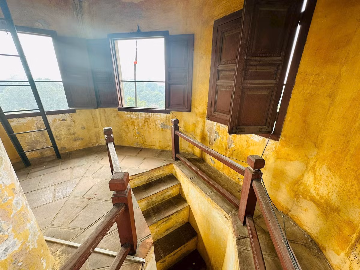 Công trình này được xây dựng theo kiểu ba tầng hình vuông.