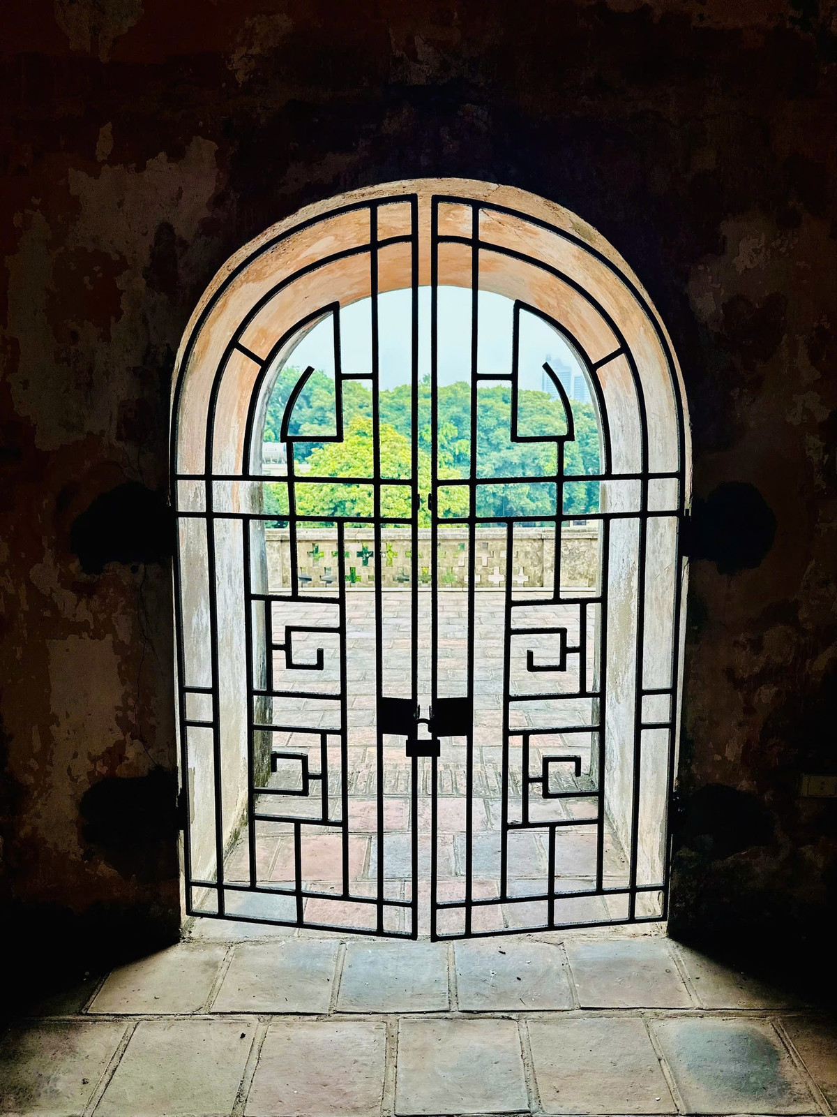 Ngày nay, khi đến thăm Cột cờ, du khách không chỉ được chiêm ngưỡng một công trình kiến trúc độc đáo mà còn được hòa mình vào dòng chảy lịch sử, cảm nhận sâu sắc về tinh thần yêu nước bất diệt của dân tộc Việt Nam.