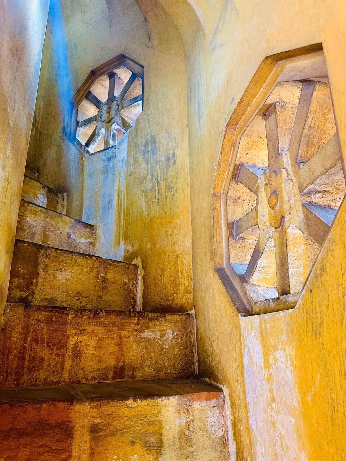 Được xây dựng từ thời nhà Nguyễn, Cột cờ đã chứng kiến biết bao thăng trầm của đất nước, từ những ngày kháng chiến chống Pháp đến những năm tháng hào hùng đánh Mỹ.