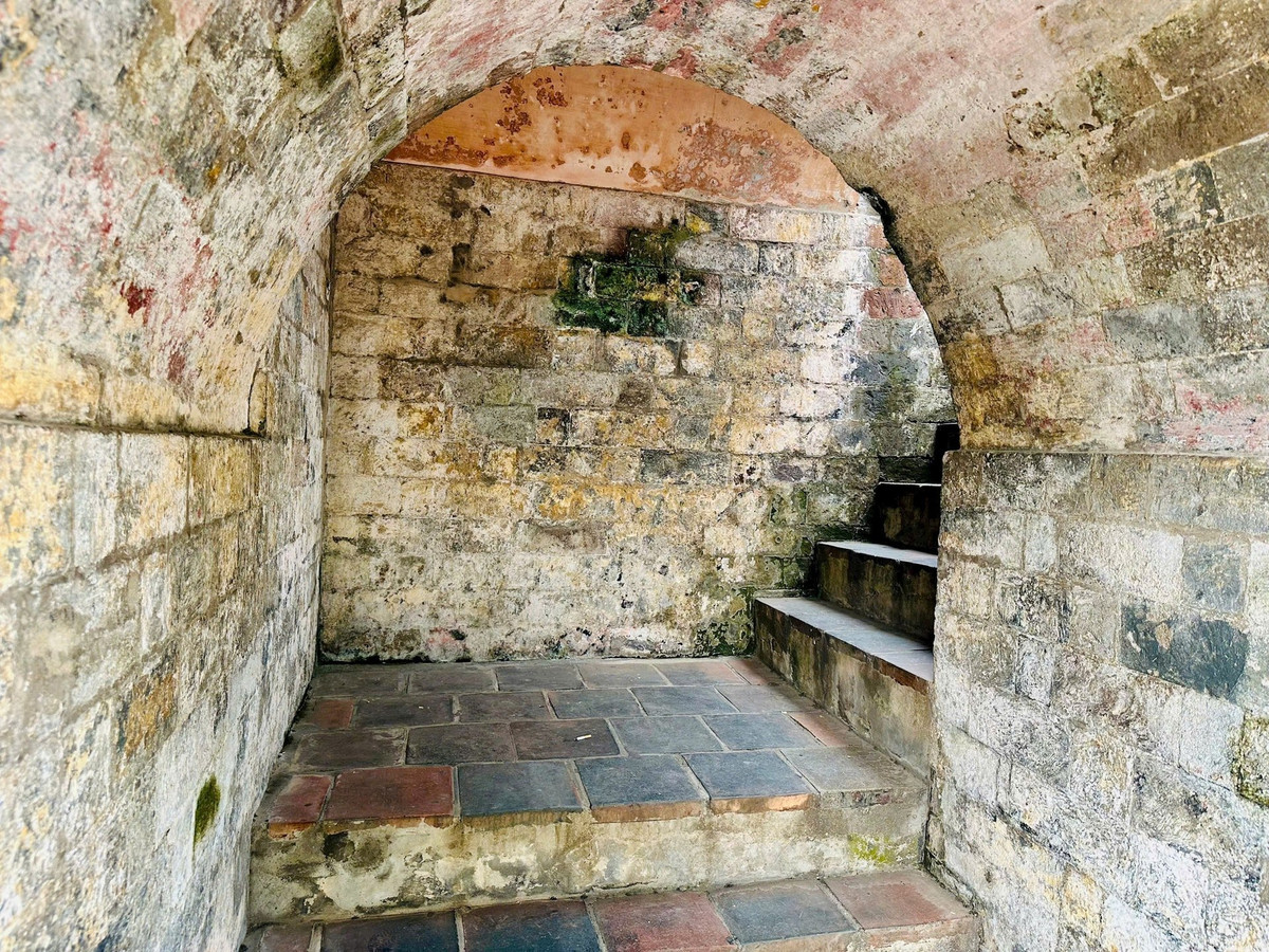 Sau khi chiêm ngưỡng Cột cờ Hà Nội, khách tham quan có thể khám phá Bảo tàng Lịch sử Quân sự Việt Nam. Tại đây, bạn sẽ được chiêm ngưỡng những chiếc máy bay huyền thoại như MiG-21, những chiếc xe tăng T-54B, và hàng nghìn hiện vật khác kể về những chiến công hào hùng của quân và dân ta.