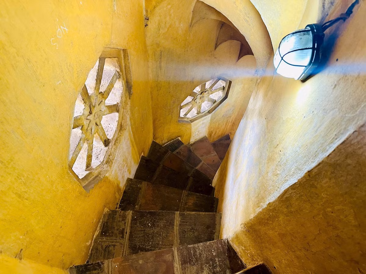 Cột cờ Hà Nội được xây trên phần đất phía nam của Hoàng thành Thăng Long.