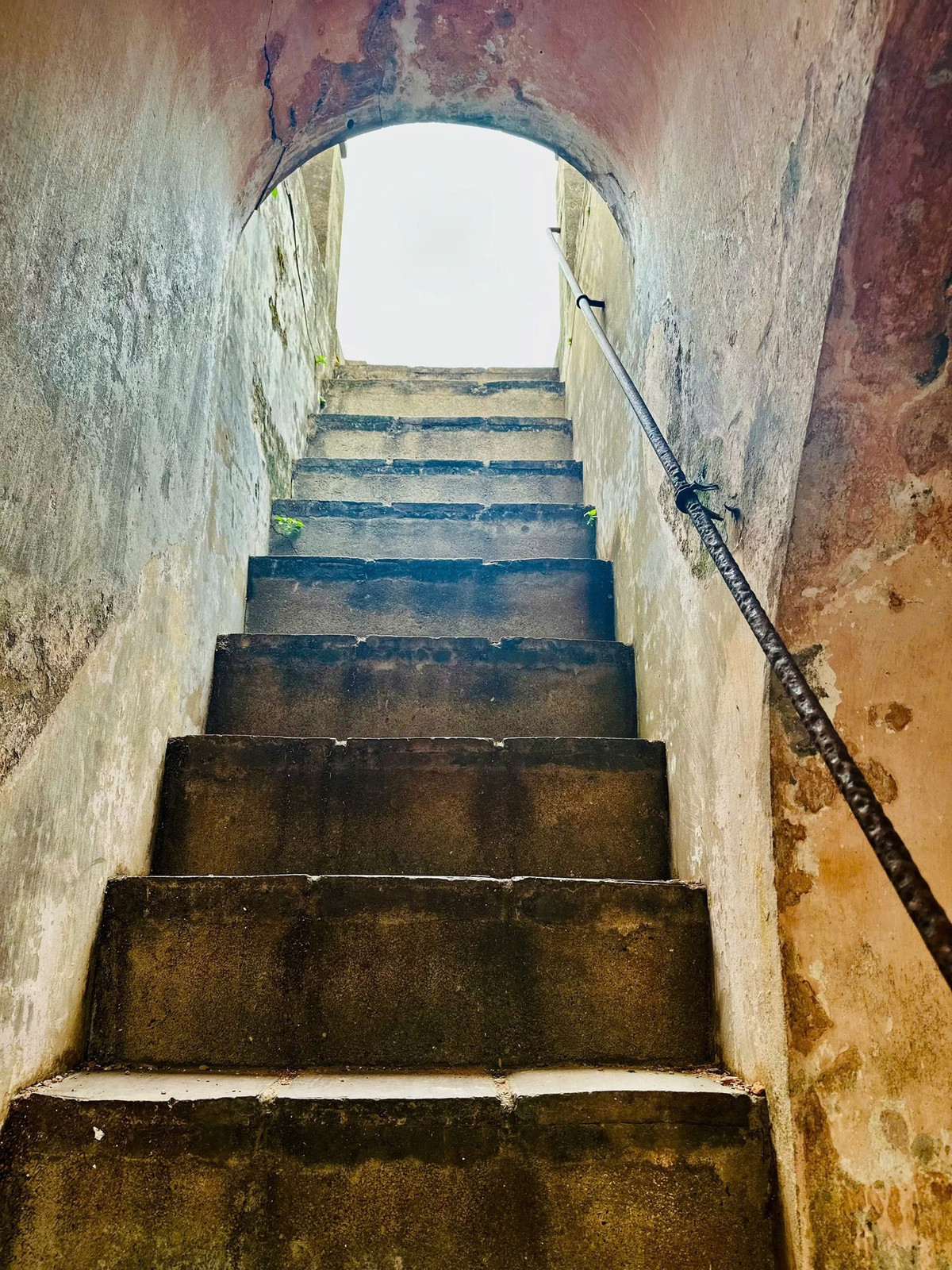 Những góc cầu thang cũ kỹ được nhiều bạn trẻ lên vào danh sách những góc sống ảo độc đáo.