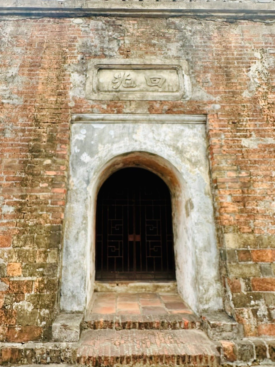 Kiến trúc Cột cờ gồm 3 tầng đế, 1 thân cột. Cột cờ có chiều cao 33 m tính từ chân đế, hơn 40 m tính cả cột thép treo cờ.