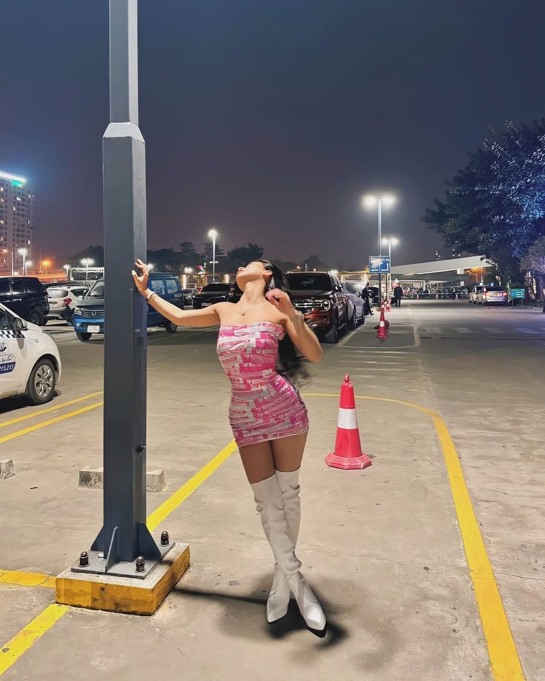 Nhờ quấn chặt cơ thể, từng đường nét quyến rũ của hot girl đã được phô bày trực diện, khiến người xem hết sức bất ngờ.