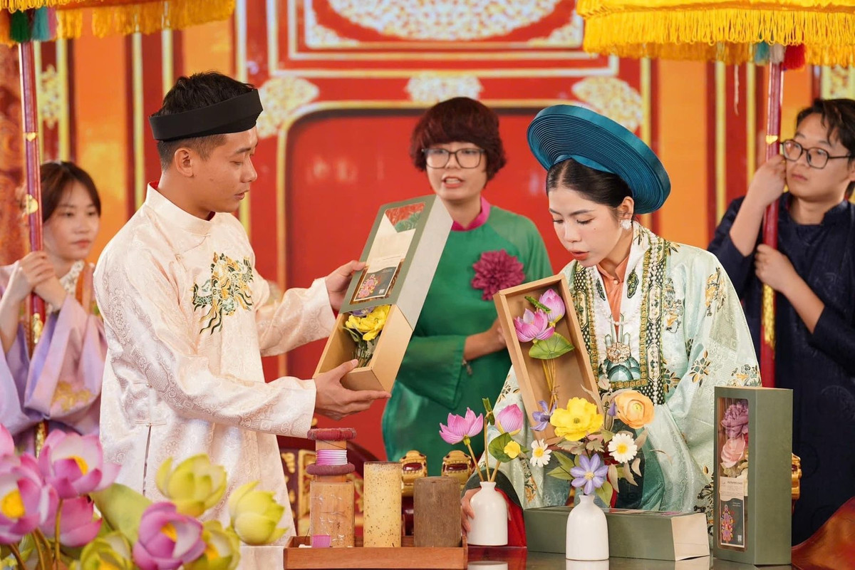 Những trang phục của anh chàng lựa chọn đều có sự liên quan và phù hợp với loại sản phẩm mà anh bán trên trực tiếp.