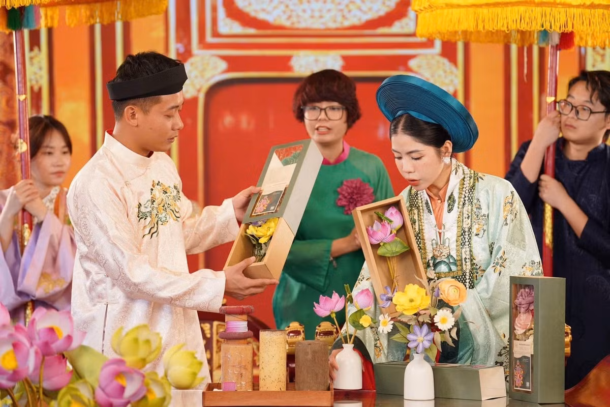 Những trang phục của anh chàng lựa chọn đều có sự liên quan và phù hợp với loại sản phẩm mà anh bán trên trực tiếp.