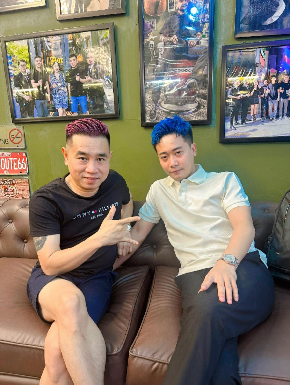 Anh chàng cũng không ngịa thay đổi hình ảnh của mình, khi thì đổi màu tóc, khi thì hóa thân thành những nhân vật khác nhau...