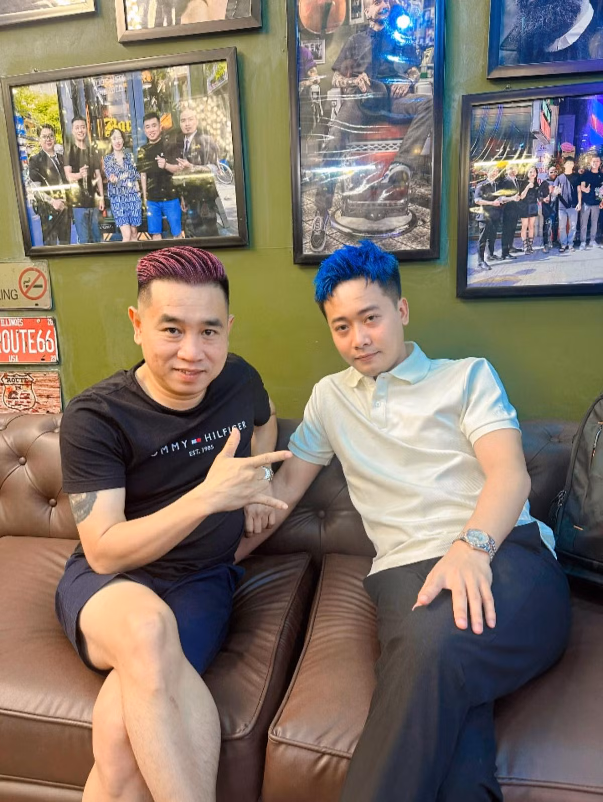 Anh chàng cũng không ngịa thay đổi hình ảnh của mình, khi thì đổi màu tóc, khi thì hóa thân thành những nhân vật khác nhau...