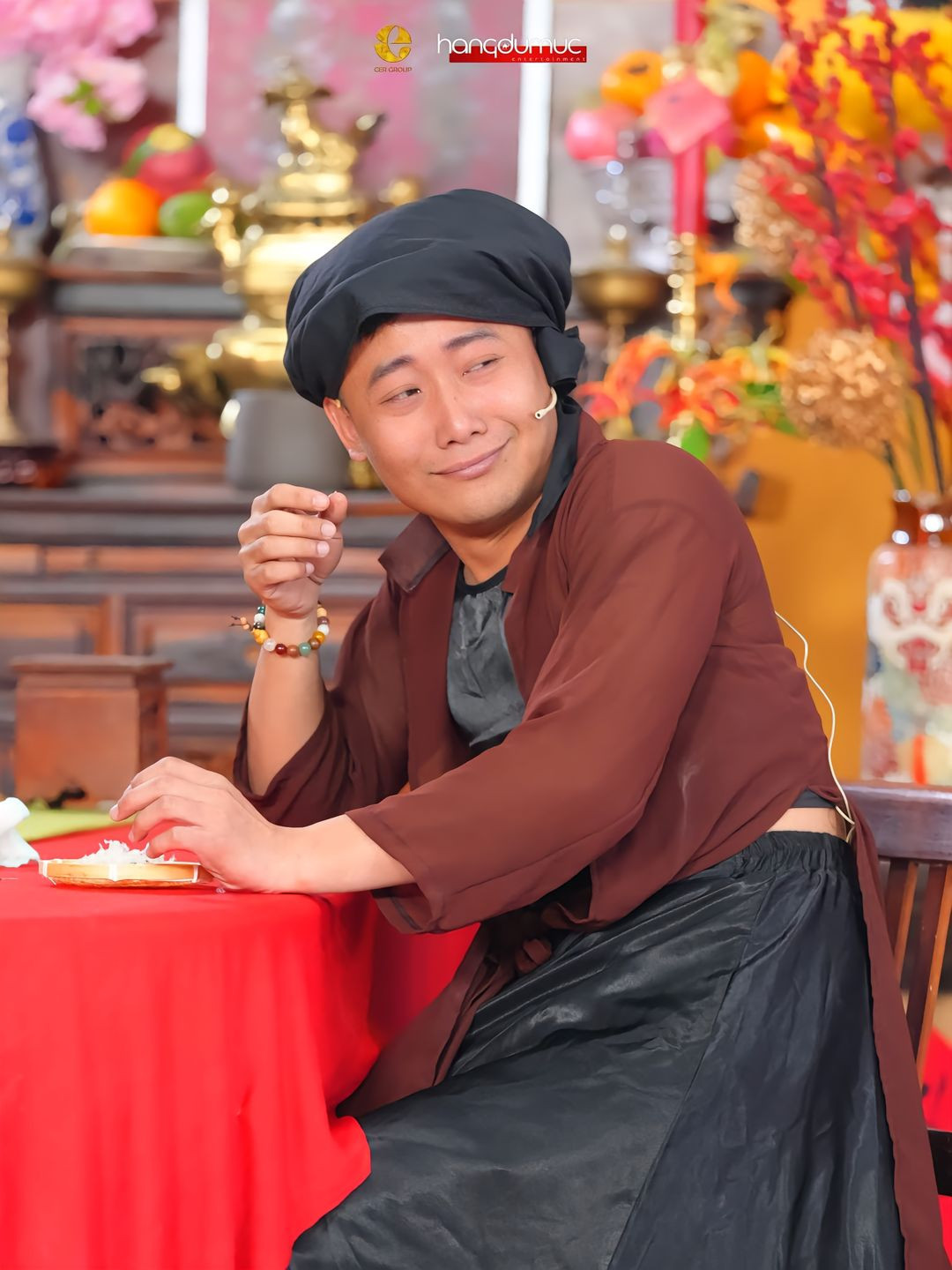 Nhiều người bày tỏ cảm xúc trước màn hóa thân này của Quang Linh: "Hết mình với livestream haha", "nét diễn không hề giả tí nào nha", "duyên dáng quá, nhưng cô Tấm này hơi đô con nha".