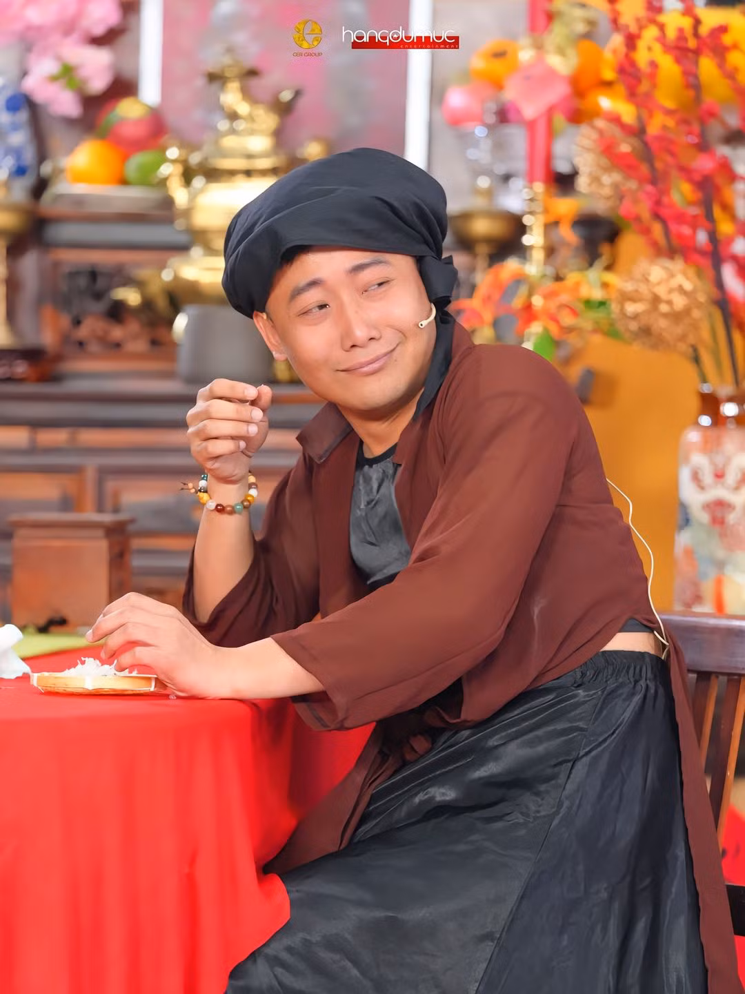 Nhiều người bày tỏ cảm xúc trước màn hóa thân này của Quang Linh: "Hết mình với livestream haha", "nét diễn không hề giả tí nào nha", "duyên dáng quá, nhưng cô Tấm này hơi đô con nha".