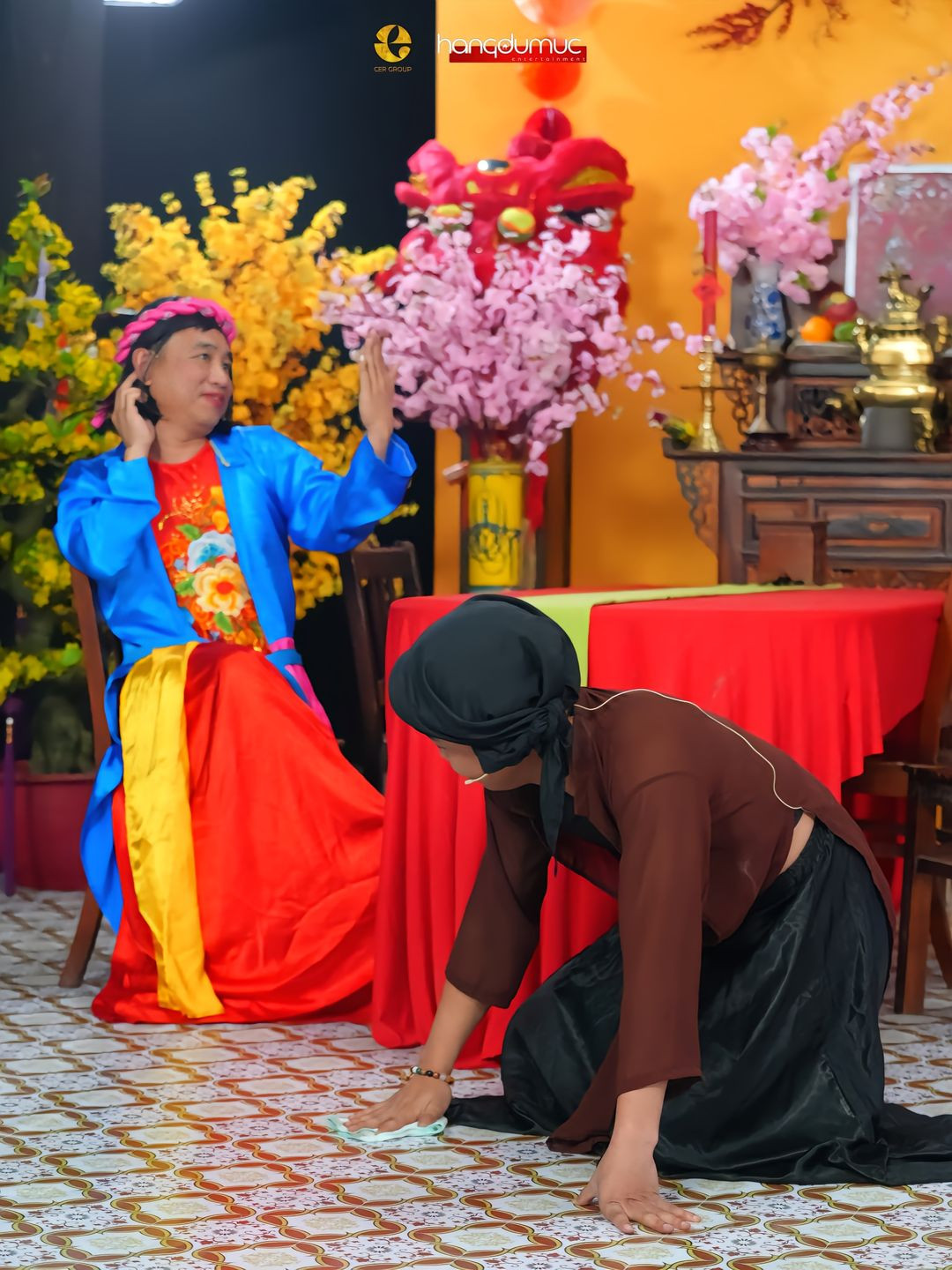 Anh chàng diễn lại cảnh làm việc nhà, dưới cái nhìn "độc ác" là mụ dì ghẻ do Tiến Nguyễn - một thành viên trong team Quang Linh thủ vai.