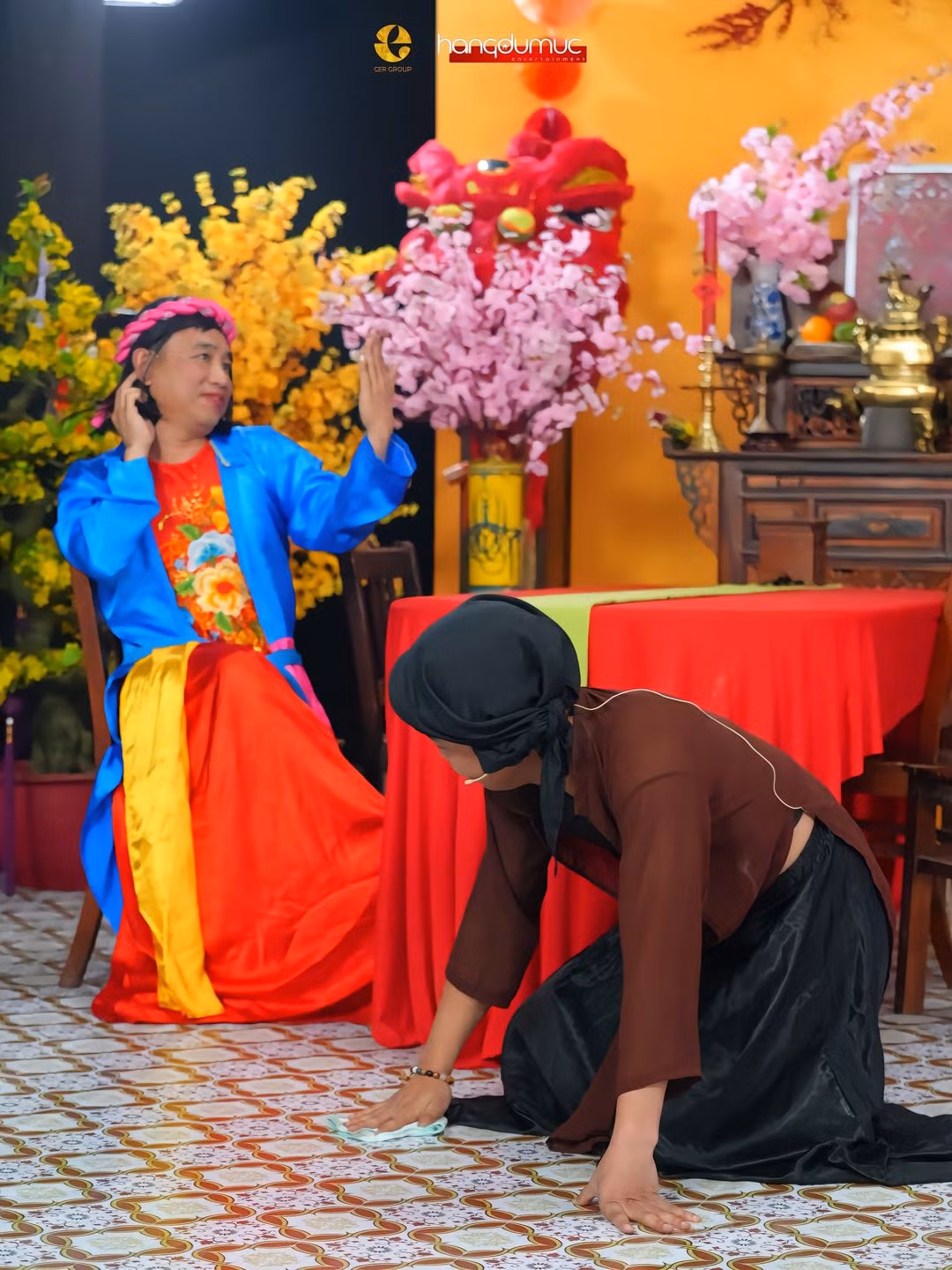 Anh chàng diễn lại cảnh làm việc nhà, dưới cái nhìn "độc ác" là mụ dì ghẻ do Tiến Nguyễn - một thành viên trong team Quang Linh thủ vai.