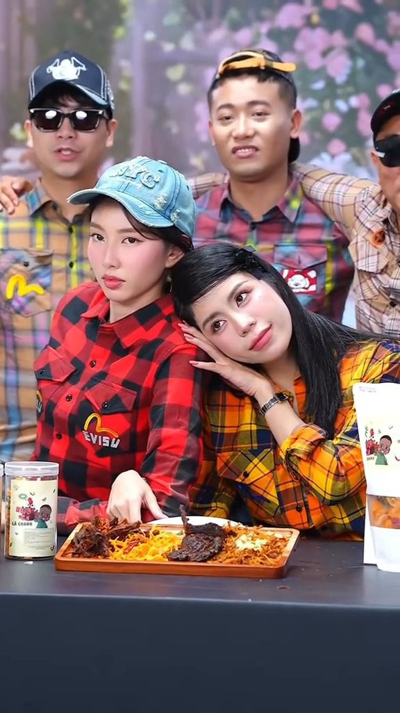 Một phiên livestream hóa thân thành "boy phố" của Quang Linh với sự tham gia của Hoa hậu Thùy Tiên và Hằng Du Mục.