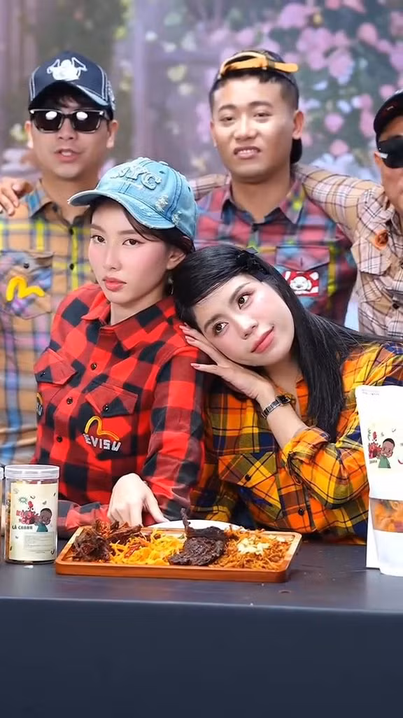 Một phiên livestream hóa thân thành "boy phố" của Quang Linh với sự tham gia của Hoa hậu Thùy Tiên và Hằng Du Mục.