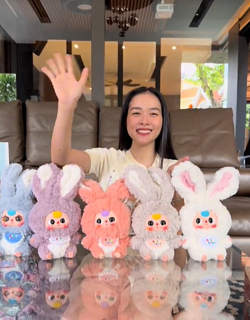 Diễn viên Diệp Bảo Ngọc được tặng một bộ sưu tập đồ sộ với đủ kích cỡ, trong đó có bộ 12 con giáp. Cô cho biết sau khi mở vài hộp, cô bắt đầu thấy vui và thích thú, nghiện cảm giác tò mò, không biết trước về con thú trong hộp hoặc túi.